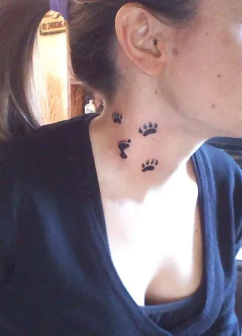 Carlotta - Paw prints