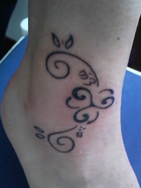 Marta - Triskell clover: real inked placement tattoo photo thumbnail